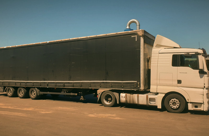 Samochód ciężarowy wykorzystywany do transportu palet